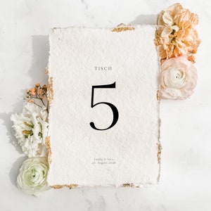 Tischnummer | handgeschöpftes Papier | Büttenpapier | gerissene Kanten | Sitzordnung | Hochzeit | Blattgold | Tischplan