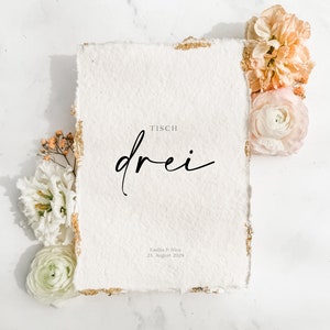 Tischnummer | handgeschöpftes Papier | Büttenpapier | gerissene Kanten | Sitzordnung | Hochzeit | Blattgold | Tischplan