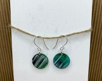 Boucles d’oreilles en acétate marbré d’émeraude; Boucles d’oreilles Green Circle Drop; Boucles d’oreilles légères en acétate; Boucles d’oreilles vert marbré;