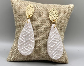 Boucles d’oreilles Off White Teadrop Dangle; Boucles d’oreilles Dangle texturées; Boucles d’oreilles Dangle blanches et dorées; Boucles d’oreilles en argile polymère; Boucles d’oreilles Boho