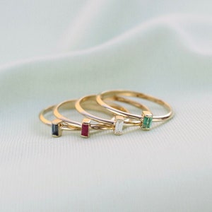Anillo baguette con piedra de nacimiento en oro de 14 quilates: delicado anillo apilable con piedras preciosas