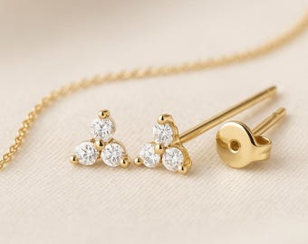 Orecchini a bottone con tre diamanti in oro 14 carati: delicato design Trinity