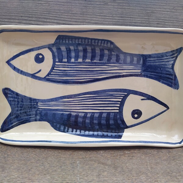 Assiette de service carrée pour poisson en céramique bleue peinte à la main. Plat en céramique fait main. Assiette de sushi, assiette de collation. Cadeau pour amateur de poisson.
