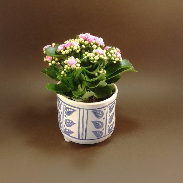 Handmade pottery Delft Blue planter on feet Leaves & stripes. Ceramic planter. Ceramic pot. Cactus pot. Clay planter pots. Housewarming gift