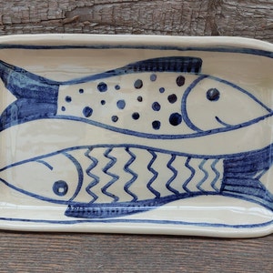 Handgemaakte keramische serveerschaal: blauw visontwerp, decoratief dienblad