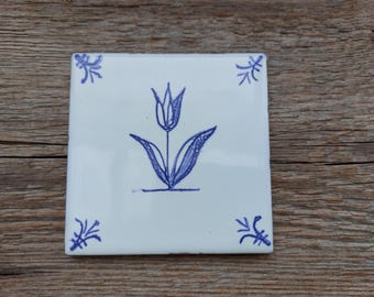 Hand painted 4 x 4 inches ceramic Delft style tile White tulip. Backsplash tile. White and blue. Kitchen, bathroom, fire place accent.