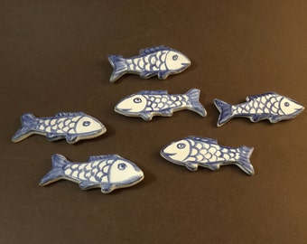 Handgemachter Keramik-Magnet mit handbemaltem Delft Stil Blau Fisch. Kühlschrankmagnet aus Keramik für Fischliebhaber. Geschenk für Fischer. Einweihungsgeschenk