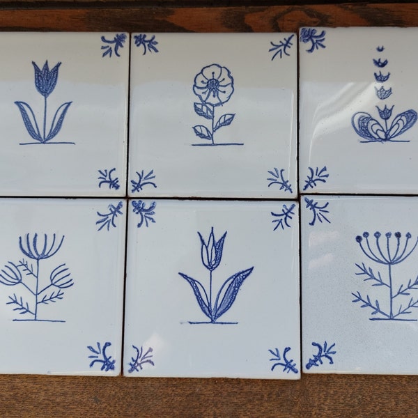 Carreaux de céramique bleu de style Delft peints à la main avec un motif de fleurs sauvages. Bleu hollandais. Carrelage pour dosseret. Décoration de cuisine, de salle de bain, d'art mural