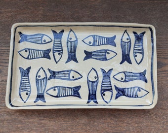 Piatto da portata quadrato in ceramica dipinto a mano blu a forma di pesce. Piatto in ceramica fatto a mano. Piatto per sushi, piatto per snack, mondo sottomarino. Regalo per pescatori