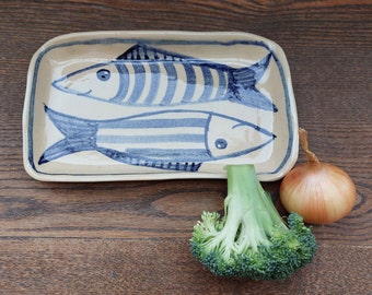 Piatto da portata in ceramica fatto a mano: vassoio decorativo a forma di pesce a strisce blu