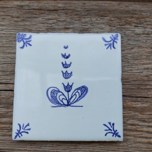 Hand painted Delft style blue ceramic tile with wild flower design. Dutch blue. Backsplash tile. Kitchen, bathroom decor, wall art Blue bells