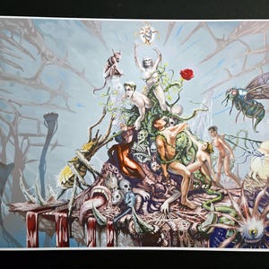 Puede incluir: Una pintura surrealista que representa a un grupo de figuras en un paisaje fantástico. Las figuras están rodeadas de plantas, insectos y otras criaturas. La pintura está realizada en un estilo realista con colores vibrantes.