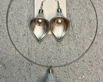 PARURE CALLA, collana e orecchini con pendente a calla, creati con capsule del caffè in alluminio, gioielli eco-sostenibili