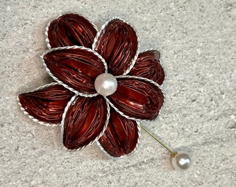 FLOWER PIN, created with recycled material: aluminum coffee capsules. Metal pin that closes with a pearl