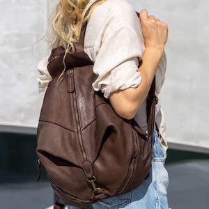 Mochila de couro conversível para mulheres – Mochila de couro italiano macio – Bolsa tipo mochila folgada feita à mão – Mochila de couro marrom para presente feminino