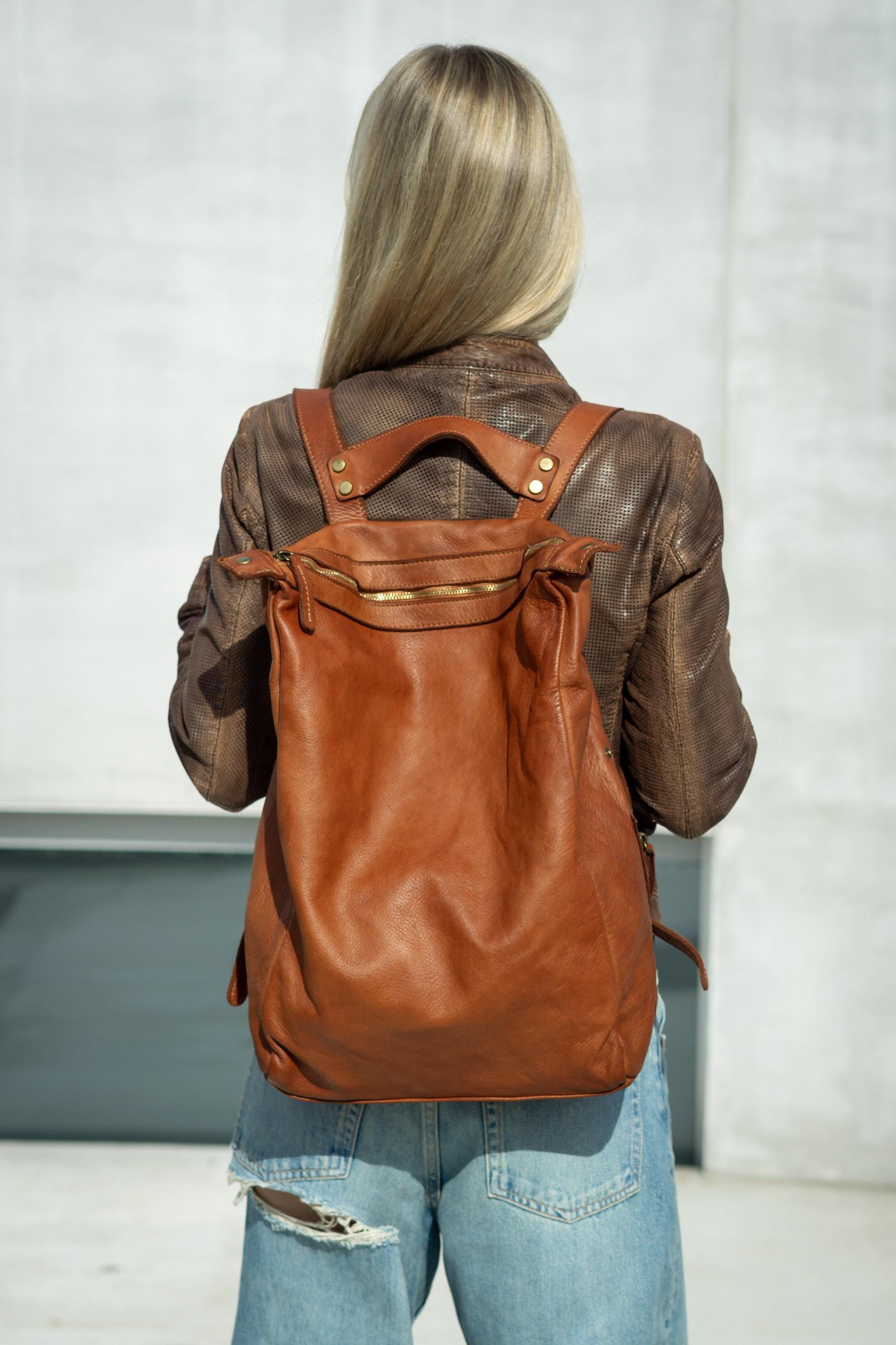 Italian Leather Convertible Backpack Cream Brown Vera Pelle Minimal Boho Leather Bag Soft Woven Shoulder Bag Convertible Backpack  main image 3
