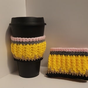 かぎ針編みのコーヒースリーブ/カップカバー、鉛筆、先生へのプレゼント