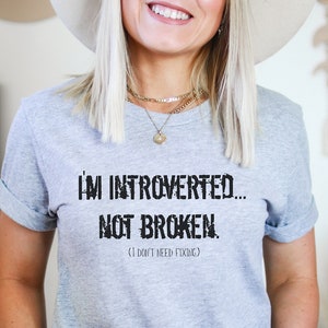 Je suis introverti... pas brisé Chemise introvertie Chemise de citation positive T-shirt Introvertis T-shirt introverti Chemise introvertie drôle Athletic Heather