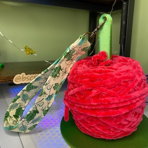 Portable Yarn Holder with Wristlet | On the Go Yarn | Travel Yarn Holder | 3D Printed