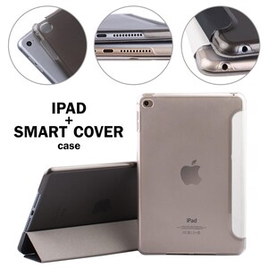 Pu&ograve; includere: Una custodia intelligente per iPad di colore grigio con un pannello posteriore bianco. La custodia &egrave; chiusa e l'iPad &egrave; visibile attraverso il pannello anteriore trasparente. La custodia ha un ritaglio per il logo Apple e il testo "iPad" &egrave; stampato sul pannello posteriore.