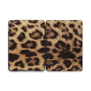 Puede incluir: Una funda para iPad de estampado de leopardo marrón y negro con una solapa.