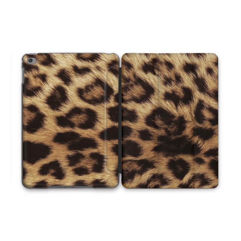 Pu&ograve; includere: Una custodia per iPad con stampa leopardata marrone e nera con una patta.