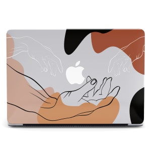 Puede incluir: Una piel para portátil con un contorno blanco de dos manos que se alcanzan, sobre un fondo de formas abstractas en tonos marrones, negros y blancos. El logotipo de Apple es visible en el centro de la piel.
