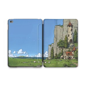 Könnte beinhalten: Eine illustrierte iPad-Hülle mit einer blauen und grünen Szene eines Turms auf einer Klippe mit Blick auf ein Grasfeld.