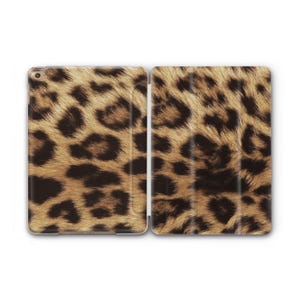 Pu&ograve; includere: Una custodia per iPad con stampa leopardata marrone e nera con una copertina pieghevole.