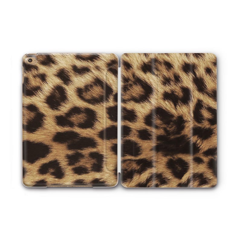 Pu&ograve; includere: Una custodia per iPad con stampa leopardata marrone e nera con una copertina pieghevole.