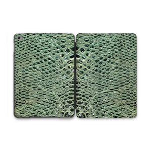 以下が含まれることがあります： 緑色のヘビ柄のiPadケースで、表面はテクスチャ加工されています。
