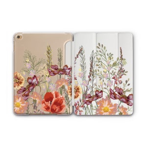 Puede incluir: Una funda para iPad con fondo blanco y una cubierta frontal transparente. La funda presenta un diseño floral colorido con flores rojas, naranjas, amarillas, rosas y moradas.
