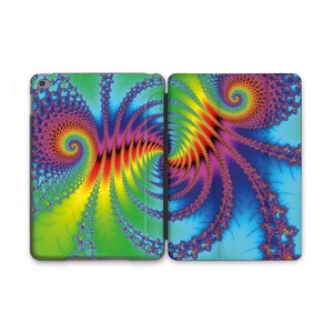 Puede incluir: Una funda para iPad colorida con un patrón psicodélico en espiral en tonos de azul, verde, amarillo, naranja, rojo y morado.