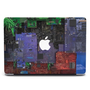 Könnte beinhalten: Ein Laptop mit einem farbenfrohen Design, das verschiedene Leiterplatten und elektronische Komponenten zeigt. Das Apple-Logo ist auf dem Bildschirm zu sehen.