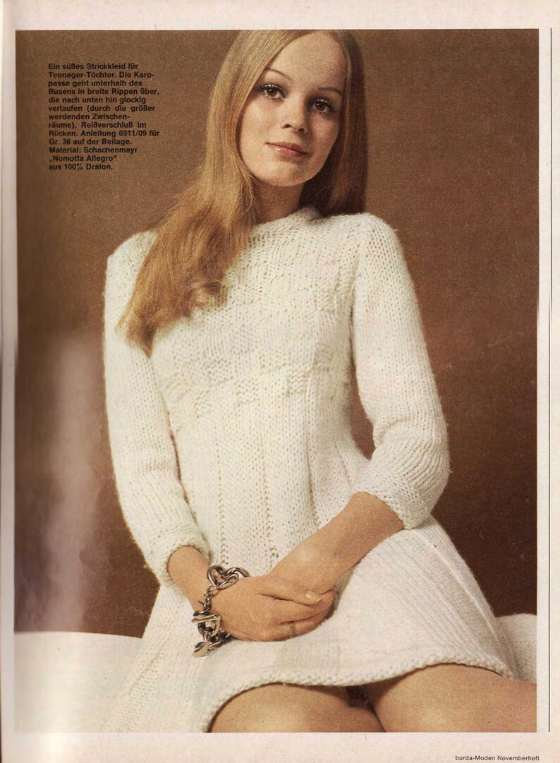 Puede incluir: Un vestido blanco de punto con un delicado patr&oacute;n. El vestido tiene un escote redondo y mangas largas. La modelo lleva una pulsera de plata con abalorios en la mu&ntilde;eca.