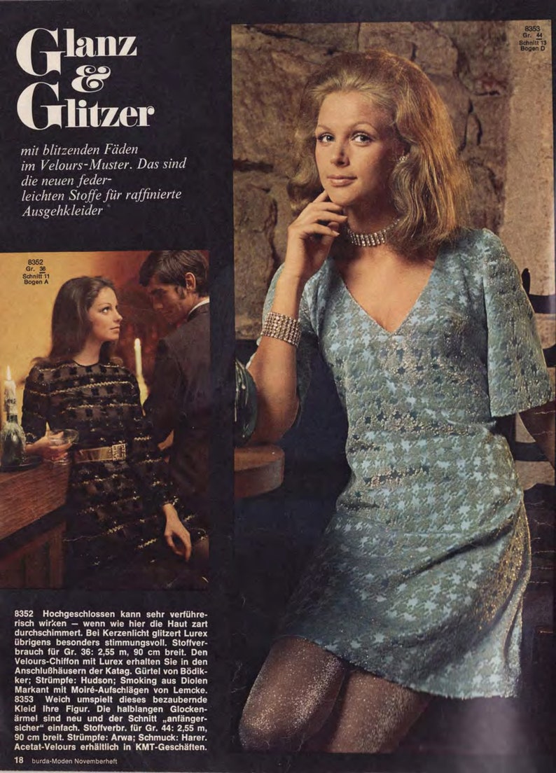 Puede incluir: Un vestido azul con estampado de estrellas y escote en V. El vestido tiene mangas cortas y una silueta ajustada. La modelo lleva un collar y una pulsera plateados. El texto "Glanz & Glitzer" es visible en la esquina superior izquierda de la imagen.