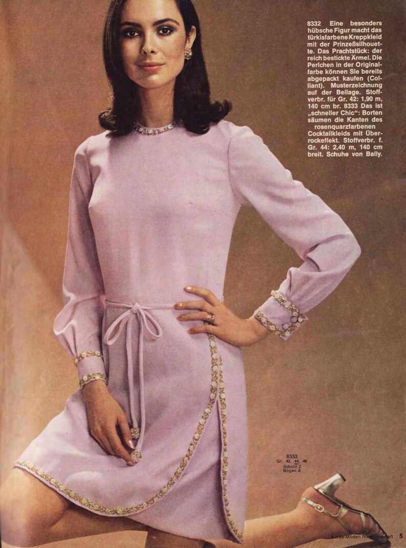 Puede incluir: Un vestido rosa claro con ribetes dorados y un lazo en la cintura. El vestido tiene una silueta de princesa y est&aacute; hecho de una tela suave y fluida. La modelo lleva el vestido con un par de sandalias doradas.