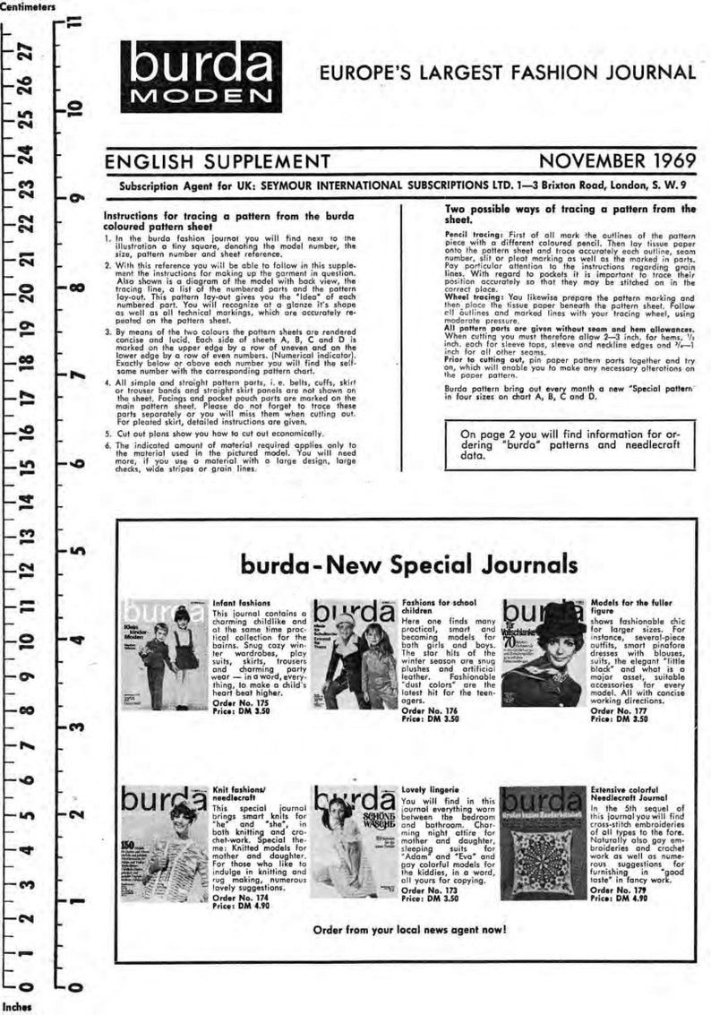 Puede incluir: Una p&aacute;gina de revista en blanco y negro con un anuncio de Burda Moden para una colecci&oacute;n de patrones de costura. La portada de la revista presenta a una mujer con un sombrero y un vestido. El anuncio incluye una lista de diferentes patrones de costura, incluyendo moda infantil, moda para ni&ntilde;os en edad escolar, moda de punto, lencer&iacute;a y manualidades. El texto en la p&aacute;gina dice "Burda - Nuevas revistas especiales".