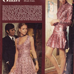 Puede incluir: Un vestido mini rosa con lentejuelas y una faja rosa a juego. El vestido tiene un escote redondo y es sin mangas. La modelo lleva el vestido con un par de zapatos blancos. El texto "Glanz & Glitzer" es visible en la imagen.