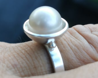 Anillo de plata de ley con perla de los Mares del Sur hecho a mano: Anillo de bodas - Diseño minimalista