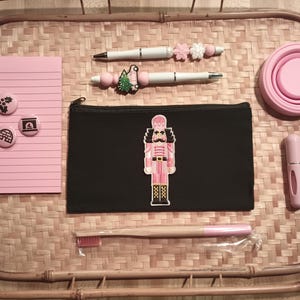 Set regalo di Natale - custodia con toppe ricamate personalizzate - Schiaccianoci rosa - nuovo kit da viaggio - cancelleria per lei - penne con perline