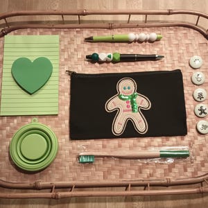 Set regalo di Natale - custodia con toppe ricamate personalizzate - omino di pan di zenzero - nuovo kit da viaggio - cancelleria per lei - penne con perline