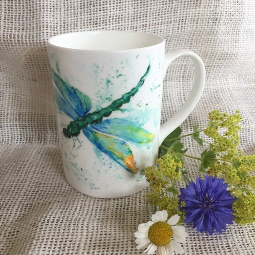 Tasse en porcelaine tendre aquarelle libellule, tasse en porcelaine, cadeau, tasse art animalier par l'artiste aquarelliste Sandi Mower