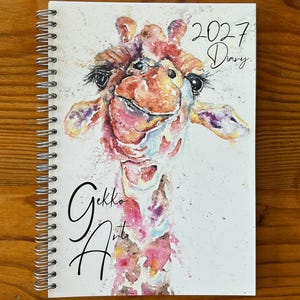 2027年版 野生動物アートダイアリー、表紙はアーティストのサンディ・モワーによるジェラルド・キリン、A5サイズ 1週間見開きダイアリー
