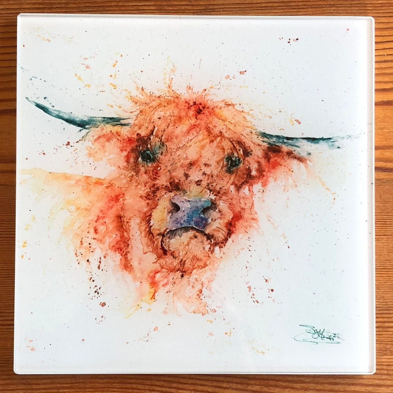 Highland Dessin Animé Vache Veau Portant Des Fleurs Couronne Plateau