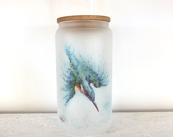 Gobelet en verre dépoli Kingfisher avec couvercle en bambou et paille, canette de 500 ml en verre. Aquarelles de l'artiste animalière Sandi Mower.