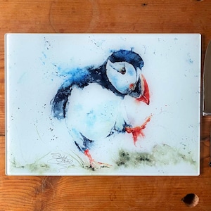 Puffin Billy Glas Schneidebrett, Arbeitsplattenschoner für die Küche, Tischmatte, Schneidematte. Aquarelle von Wildtiere Künstlerin Sandi Mower