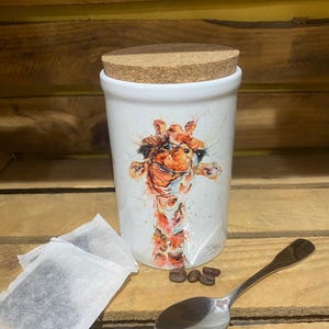 Tarro de cerámica con tapa de corcho y diseño de jirafa en acuarela, de la artista de vida silvestre Sandi Mower
