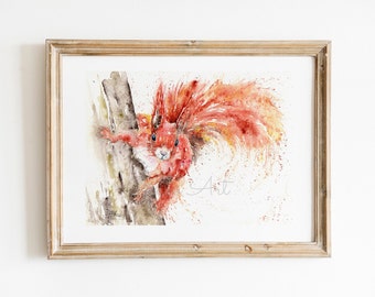 Könnte beinhalten: Aquarellmalerei eines roten Eichhörnchens, das einen Baumstamm hinaufklettert. Das Eichhörnchen hat einen buschigen Schwanz und schaut direkt auf den Betrachter. Der Hintergrund ist ein leichter Aquarell-Wasch.