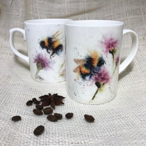 Hummeln & Disteln Bone China Tasse, Porzellan Tasse, Wildtier Kunst Tasse von Aquarell Künstler Sandi Mower